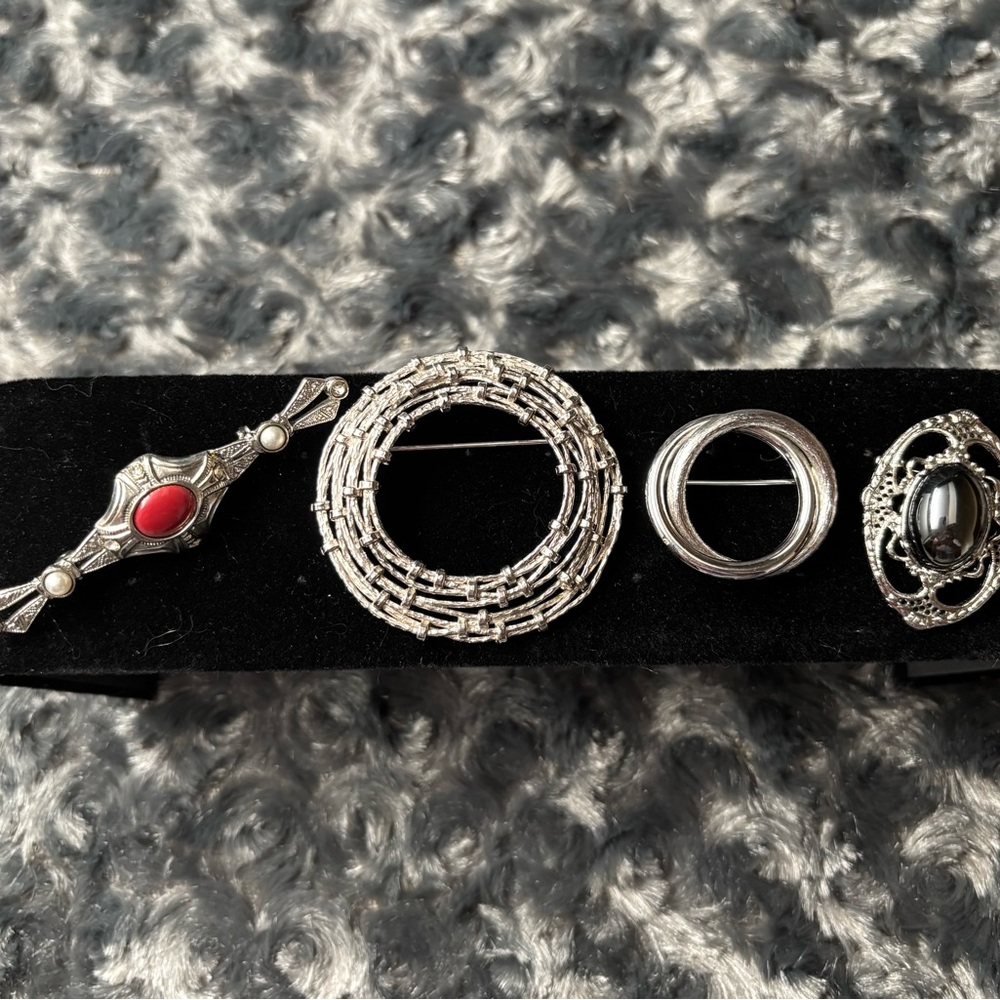 Lot of assorted brooches